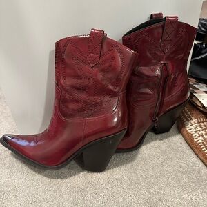 Burgundy Cow girl boots ❤️